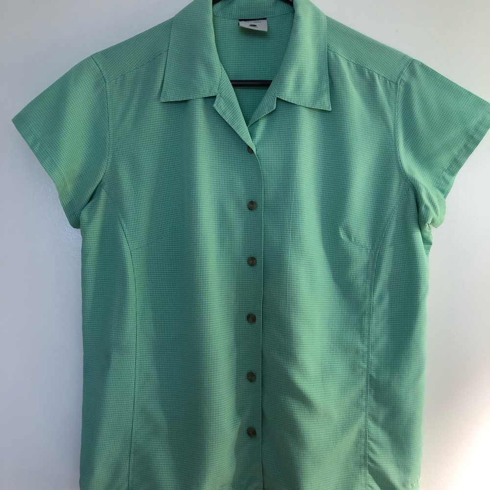 Columbia Mint Green Button-Down Short Sleeved Shirt with a Relaxed Fit Top Sz L